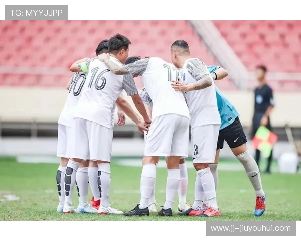 压倒性力量引领绿茵风暴足球战术与团队精神的完美融合